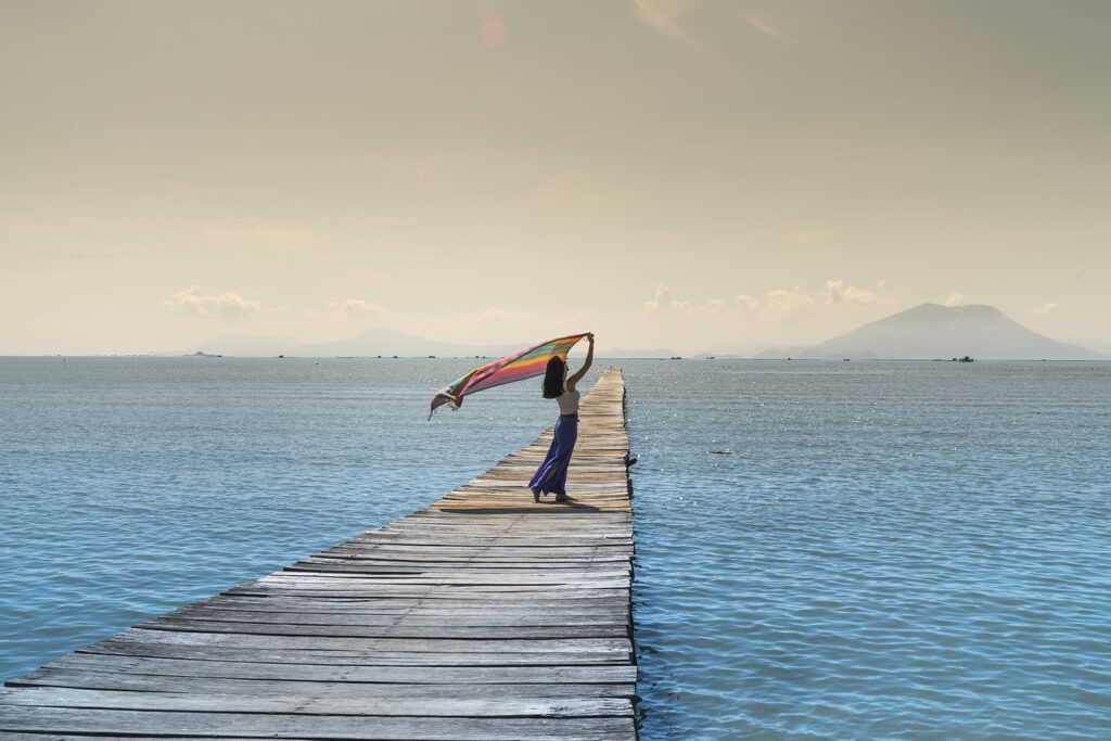 women, jetty, sea-3051614.jpg